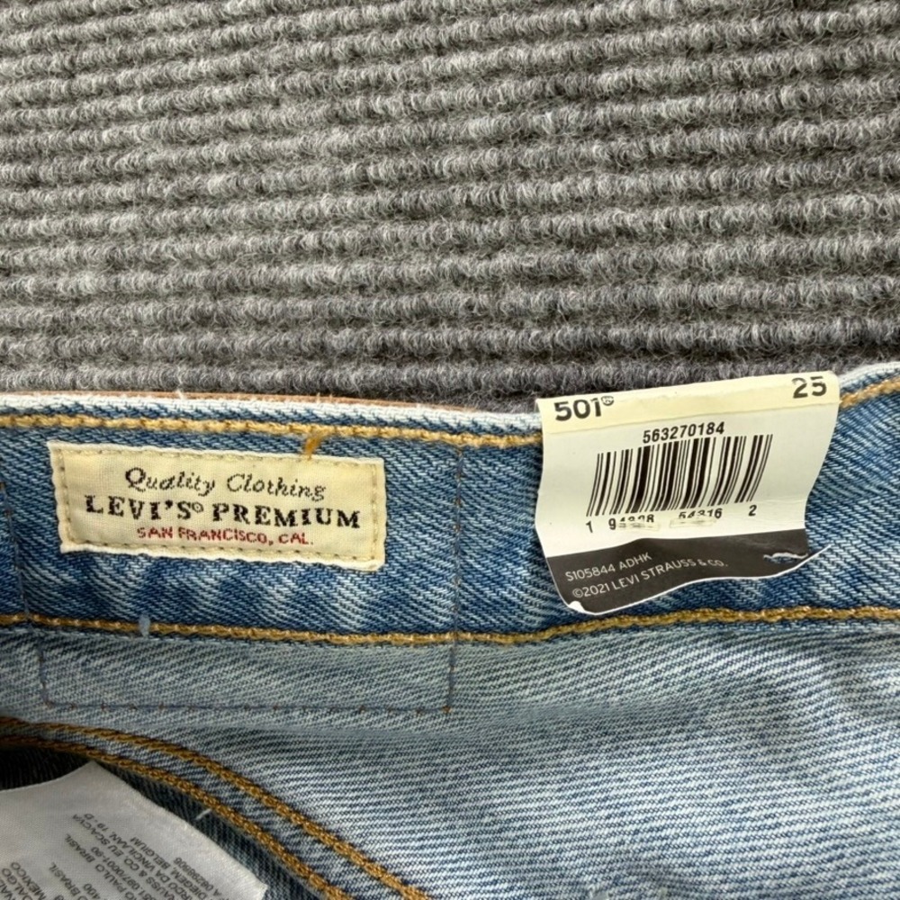 NEW Levis Premium 501XX High Rise Distressed Denim Shorts Womens 25 Light Wash - Picture 9 of 16